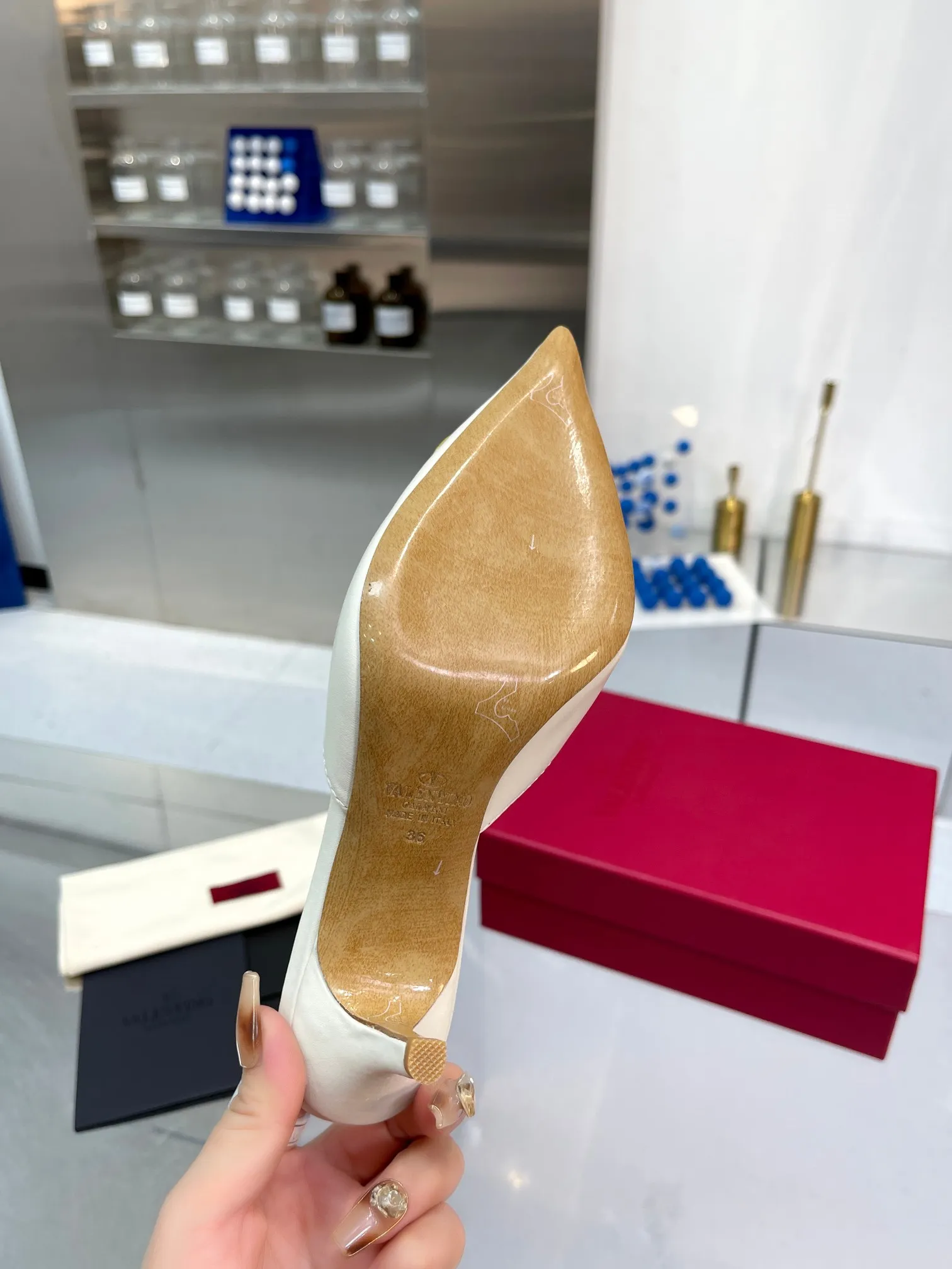 👟👟Ex-factory price 500👟👟 Valentino brand new cowhide half-drag version V-buckle classic sandals, brand new original upgrade, super comfortable on the feet, 😍 easy to put on and take off, super considerate! ✔️Imported cowhide for the uppers ✔️Mixed sheepskin for the inner lining ✔️Italian yellow cowhide outsole with clear texture and consistent with the counter ✔️Code number 35-40 (34 41 42 can be customized and non-returnable) Heel height 7.5